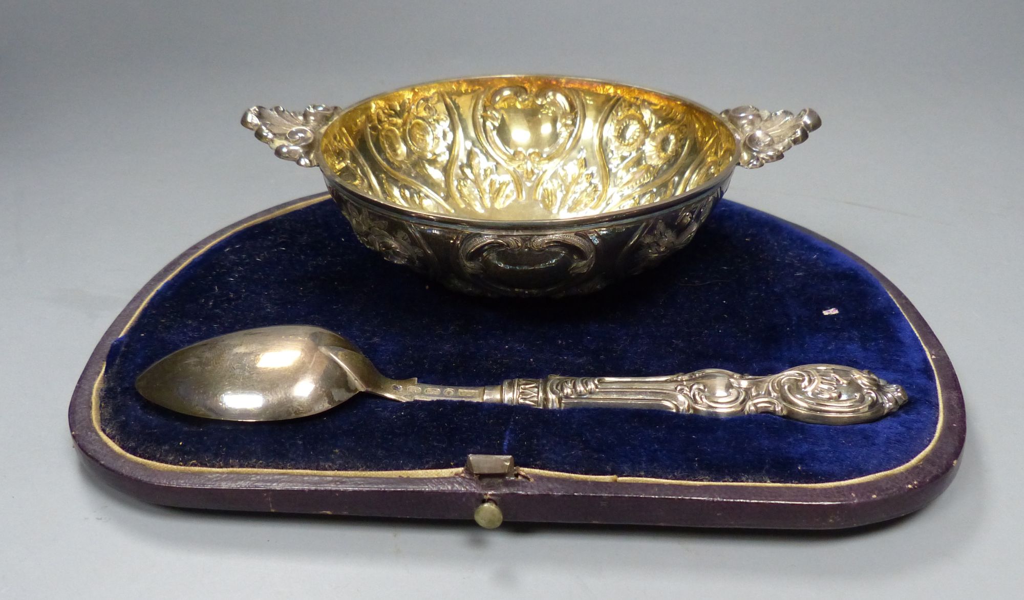 A cased Victorian silver quaich/porringer and spoon, Hilliard & Thomason, Birmingham,1857/60, bowl width 15.4cm, bowl. 139 grams.